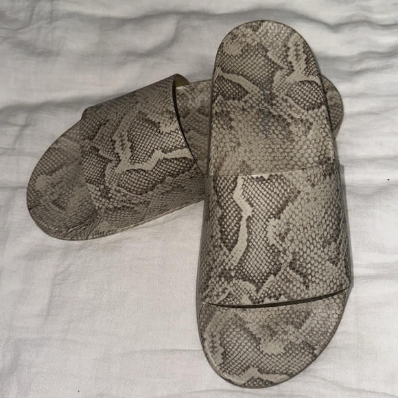 Reptile Pattern Slide Sandals - Picture 3 of 7